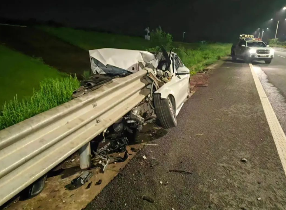 酒駕后別簽字，有用嗎？深夜，車頭“劈”成兩半！人不報警，車報了警......